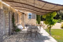 Avec un large panel de matières et de configurations, la tonnelle ou la pergola sont de bonnes pistes pour optimiser l'ombre sur la terrasse.