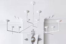 "Hydra", lustre en plâtre, "Nazca", miroir en plâtre et bronze, "Erod", banquette en bronze, "Naxos", lampe en albâtre et bronze, et "Vertigo", tapis, en laine, édité par la galerie Chevalier.