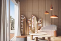 Paravent à quatre feuilles, revêtu de la même étoffe " Héritage », version Terracotta. Méridienne gainée de " Sillons » en variante coordonnée. Pouf tapissé en " Nomade », un effet broderie en coloris gris bleu.