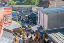 Une allée du Marché Paul Bert Serpette, le rendez-vous des collectionneurs.