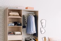 Aménagement dressing en kit Cuba prêt à poser et extensible, en panneaux de particules décor acacia., dimensions totales : H.203 x l.135/190 x P.44 cm, 99,90 euros, Lapeyre.