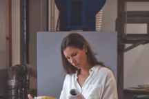 Dans L'Atelier B au cœur de la fabrique d'Oradour-sur-Glane de Bernardaud, la designer-céramiste Sarah-Linda Forrer observe les effets de l'émail sur un des vases dont elle a changé la texture révélant d'intéressantes surprises.