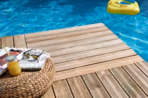 Terrasse bois : ces 15 plages de piscine l'ont adoptée