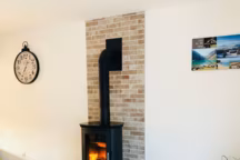 Projet 2, après rénovation. On optimise l'impression d'espace avec ce poêle à bois compact et moderne. Cheminées Tesson.