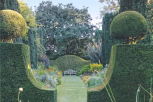 Jardins de Castillon Le grand mixed-border vu depuis le bassin des Jardins de Castillon.