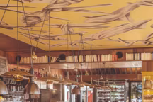 Au plafond, un décor peint d'Ara Starck. Tabourets "Marolles" et "Thonet 204 MH".