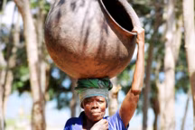 Les porteuses d'eau au Tanganyika, photo Lekha Singh en 2004.