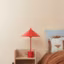 Habillée de rouge, la lampe apporte du pep à la chambre des petits