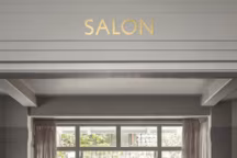 Table "Joist" d'Arco, table basse en marbre et bar sur mesure, chaises de bar "Freja SH750" chez Stellar Works.