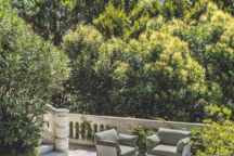 Terrasse avec meubles de la ligne Reva, Pedrali La ligne Reva se veut simple, avec de gros coussins, des accoudoirs démontables et modulables. Fauteuils, canapés ou bain de soleil offrent " la liberté de lire, discuter, dormir. C'est cela la vraie détente », explique Patrick Jouin.