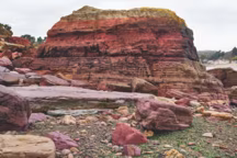 Anse de Bréhec, à Plouha, dans les Côtes-d'Armor. Séries rouges ordoviciennes, argilites et conglomérats.