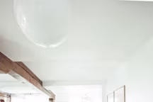 Planches à découper : Conran Shop. Assiettes mineral : La trésorerie. Plat à tare : Habitat. Torchon en toile mimi vichy : Maison de vacances. Å’uvres de Catherine Danou et Juliette Vivier, mobile de Jacques Salles - Galerie Zeuxis. OPS SAMSUNG PRINT COTE SUD