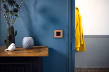 La gamme " Gallery » décline une vaste palette d'effets à composer à loisir, comme cet interrupteur " Copper Alu », qui joue avec le contraste du cuivre et du noir.