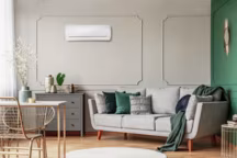 Nouveau, les climatisations réversibles monosplit connectées, comme le Kazendo d'Atlantic. Le plus? Elles font aussi office de purificateur d'air en tuant toutes les bactéries présentes dans la pièce.