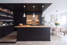 Une cuisine noire transforme la silhouette d'un appartement familial