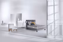 Avec des pieds personnalisés et une belle tête de lit, le coin nuit est sublimé (matelas Maestria, Epéda).