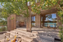 Equipées d'un montant central renforcé pour garantir la sécurité des habitants, les baies coulissantes aluminium Aluslide+ sont conçues pour habiller les très grandes ouvertures. Des menuiseries qui jouent la carte de la luminosité et remplissent efficacement leur rôle de bouclier thermique. Baies coulissantes aluminium Aluslide. Bicoloration possible (blanc à l'intérieur ; couleur à l'extérieur en harmonie avec le style de votre maison). Profilés aux formes fines et modernes. Poignée ouverte avec rotation à 20° pour une meilleure ergonomie de manœuvre sur l'ouvrant principal. Rail en aluminium. Liaison centrale à rupture de pont thermique. Vitrage 28 mm (4/20/4) faiblement émissif avec gaz argon et intercalaire alu noir (Ug = 1,1 W/m2.K). Franciaflex.