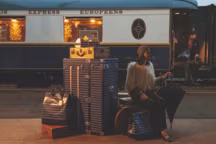 Sur le quai de l'Orient-Express, la malle-salon du malletier Au Départ renferme une platine vinyle des années 1970 restaurée dans les règles de l'art par Bang & Olufsen.