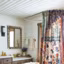 Une salle de bains fleurie style hippie