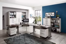 Bureau d'angle en bois, réglable en hauteur. Matelpro.