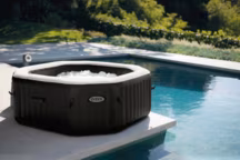 Les modèles octogonaux ont le vent en poupe. Pure Spa jets bulles octogonal. 4 jets massants. Dim 150 x 201 cm, à partir de 899 euros. Intex.