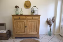 La tendance est à la restauration des anciens meubles en bois qui retrouvent ainsi une nouvelle jeunesse. Castorama.