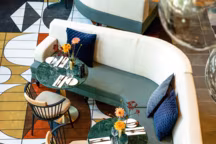 Dès le lobby, invitant à socialiser du bar au restaurant, les années 50 sont célébrées par une palette de couleurs vives et de motifs groovy.