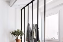 Aménager l'entrée : verrière et claustra la séparent avec style