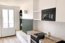 Cuisine de petit appartement avec banquette et coin lecture