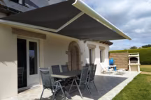 Avec coffre intégral, les stores bannes sont protégés des agressions extérieures, pour durer plus longtemps. Stores bannes Isine-online.com