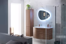 Meuble de salle de bains Irresistible avec plan en résine, 849 euros. Miroir lumineux GALILE, 249 euros, Lapeyre.