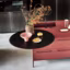 Rouge gourmand dans une cuisine design