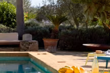 La légendaire Table KUB, au bord d'une piscine.