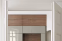 Cuisine b3 en laque brillante coloris silex, plan de travail en inox, panneaux muraux en plaquage noyer horizontal. Prix selon composition, Bulthaup.