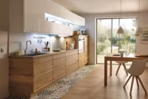 Au-dessus de l'évier, une crédence aimantée est très pratique pour accrocher ses principaux ustensiles. En photo : cuisine Ohio, façade en panneaux de particules épaisseur 19 mm revêtue mélaminé brillant blanc et décor bois naturel. Chant ABS coordonné aux façades. Haut de 40 cm. Haut de 80 cm. Bas de 40 cm. Bas four/plaque de 60 cm. Bas sous-évier de 80 cm, 1469 euros (prix selon implantation type), Conforama Cuisine.