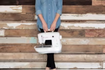 La machine à coudre Featherweight chez Singer, modèle électronique pratique, léger et compact.