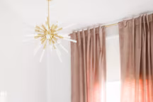 Une salle de bains chaleureuse invite au confort et à la détente