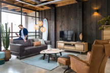 Canapé Zembla 3 Places en tissu Secillia, à partir de 1199 euros
(dont 8,50 euros d'éco-part). Canapé en cuir à partir de 2099 euros (dont 9,50 euros d'éco-part) ; diverses configurations et nombreuses sortes et couleurs de tissus ou de cuirs. 3 pieds standard au choix, pied
design et ressorts ensachés en supplément;
Lowboard 170 cm, avec éclairage LED, 949 euros (dont 5,20 euros
d'éco-part). En 140 cm, 799 euros (dont 3 euros d'éco-part). Set de 2 tables basses : 115 x 90 cm et 102 x 61,5 cm, 449 euros (dont 1,15 euros
d'éco-part). H&H