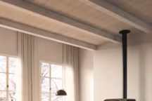 Le nouveau poêle à granulés Ecofire Meghan bénéficie d'un mode de gestion de l'air innovant. Grâce au nouveau système Flex air, il est possible d'orienter le flux de l'air chaud vers le haut, à l'avant ou bien dans les deux directions, simplement en tournant la manette située sur le dessus du poêle. Meghan se distingue par une structure en aluminium qui, dans la partie haute, loge le couvercle pour la charge des granulés, le panneau de commande et les grilles de l'aération supérieure tandis que sa porte en verre offre une vision spectaculaire du feu. Palazzetti.