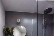 Salle de bains avec douche à l'italienne.