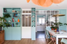 Une rénovation colorée personnalise une maison récente
