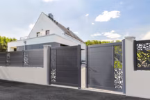 Avec la gamme Signature, portails et brise vues Estampe en aluminium aux découpes laser se coordonnent. 13 dessins originaux ont été imaginés par une jeune designer, Charline Forêt, à décliner dans un large nuancier.