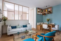 Une verrière redonne vie à cet appartement parisien de 43 m2