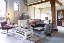 Plus d'info : canapé électrique Atlanta, 3 places en tissu à partir de 2199 euros (dont 8,50€ d'éco-part) (photographié en tissu Savannah) en cuir à partir de 3599 euros (dont 8,50€ d'éco-part), disponible dans diverses configurations, tissus, cuirs, et coloris, options (contre supplément) : fonction relax électrique, têtière réglage manuel, port USB ou ressorts ensachés, H&H.