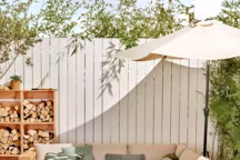 Une terrasse en bois ombragée avec mobilier de jardin en bois. Photo Karwei via Pinterest