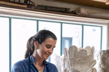 Clémentine Aguettant ponce, dans son atelier-boutique d'Ars-en-Ré, une pièce en grès encore à l'état de biscuit issue de sa série " Iroquois ». L'univers de l'artiste est composé à la fois de vaisselle utilitaire très poétique et de sculptures, qui expriment sa sensibilité pour la scénographie, qu'elle a exercée avec des metteurs en scène de théâtre.