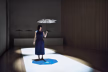 " Uncovered skies », des parapluies décomposant la lumière en images, au deuxième étage.