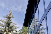 À Saint-Cloud, une maison verrière avec vue sur jardin luxuriant