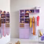 Un rangement lilas lumineux au look pop industriel