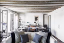 Sous les toits de Paris, un appartement au cachet d'antan